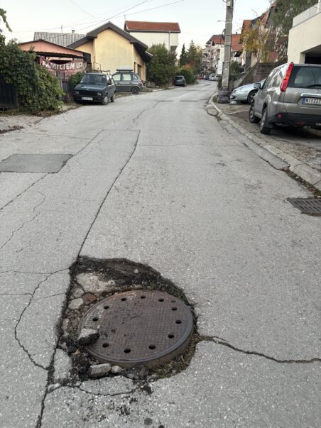Rupa na kolovozu i voda koja teče niz ulicu u Nišu – mesecima bez rešenja za Babički odred 3 IMG 3326 452x603 1