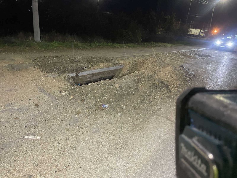 Neobezbeđena rupa pored puta u Brzom Brodu, građani upozoravaju na opasnost 3 IMG 6110