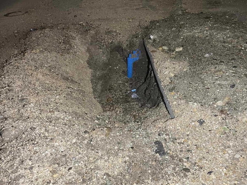 Neobezbeđena rupa pored puta u Brzom Brodu, građani upozoravaju na opasnost 2 IMG 6112 2