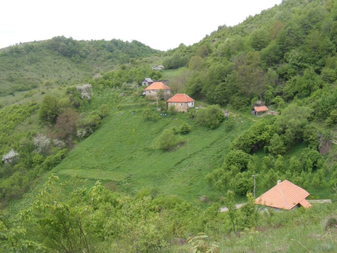 KURSUMLIJA kuce duz administrativnog prelaza 1