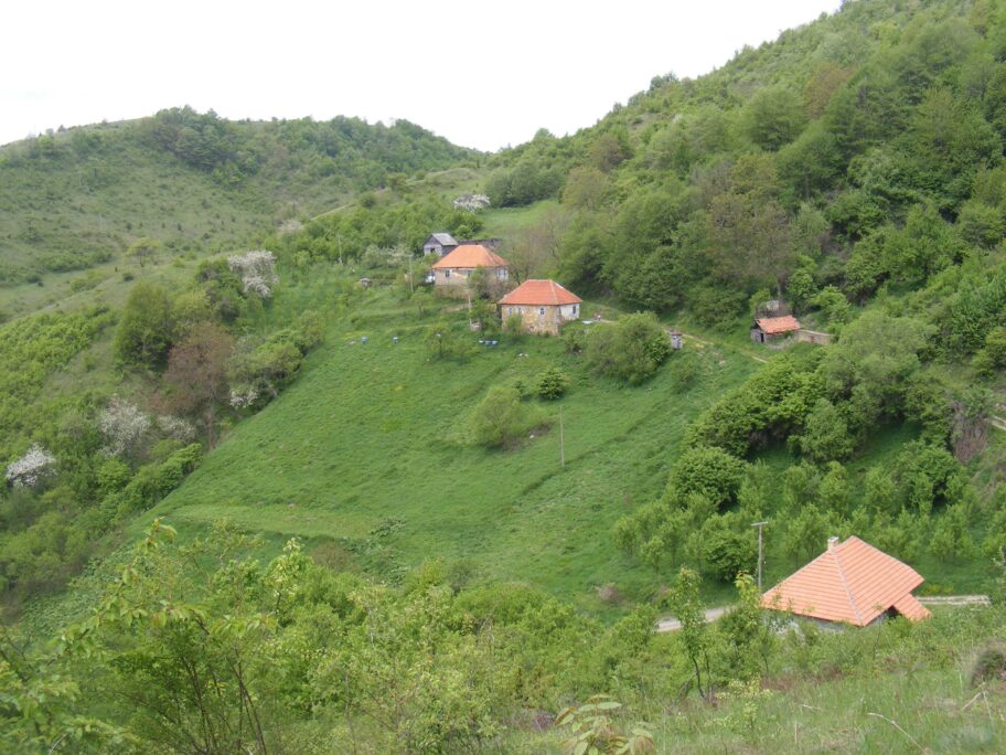 KURSUMLIJA kuce duz administrativnog prelaza 1