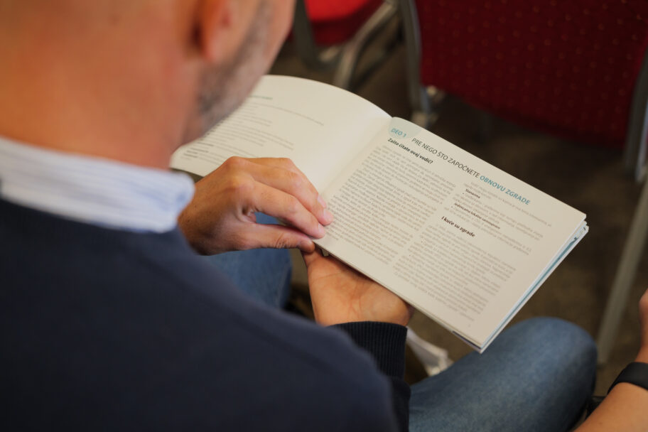 U Nišu predstavljen Vodič za energetsku obnovu zgrada, stručnjaci upozorili na nove obaveze i "pasivnost stanara" 2 PET konferencija 31.10 3