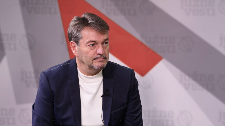 Synced Sequence.00 01 08 40.Still002