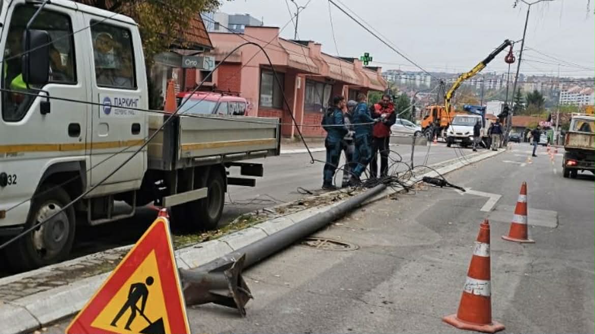 Automobil udario u semafor i javnu rasvetu na raskrsnici Sremske i Bulevara Zorana Đinđića u Nišu 1 c41a706a 2a19 4903 a25a 91445e2ff776