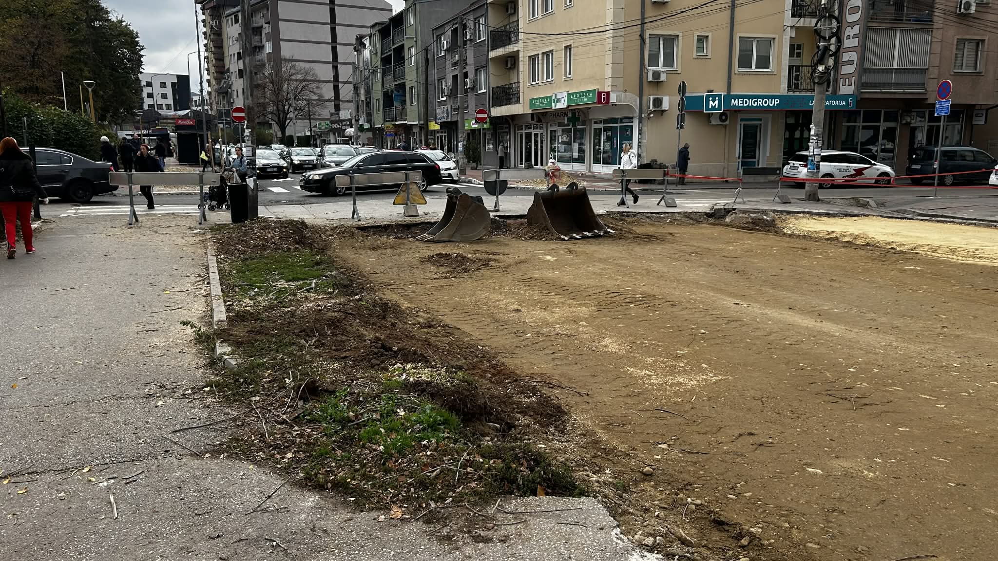 Zbog radova na drugoj deonici Vojvode Tankosića u Nišu stabla iščupana iz korena 1 ddb4eca7 a987 4fa6 89ec 750e53980adb