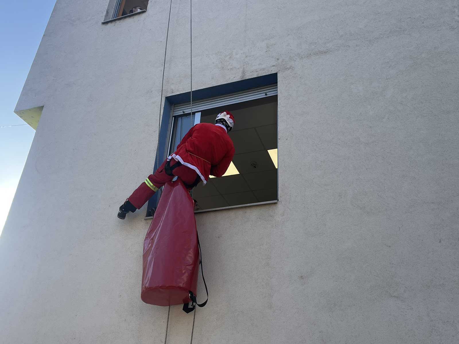 Mališanima u bolnicama na jugu i ove zime novogodišnje paketiće donose na prozore spasioci Gorske službe 1 deda mraz gorska sluzba
