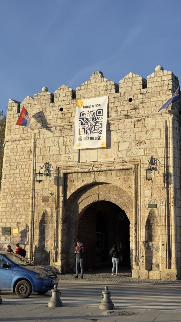 "Kreni-promeni" transparentom na niškoj Tvrđavi traži hitne subvencije za filtere protiv zagađenosti vazduha 2 image0 1