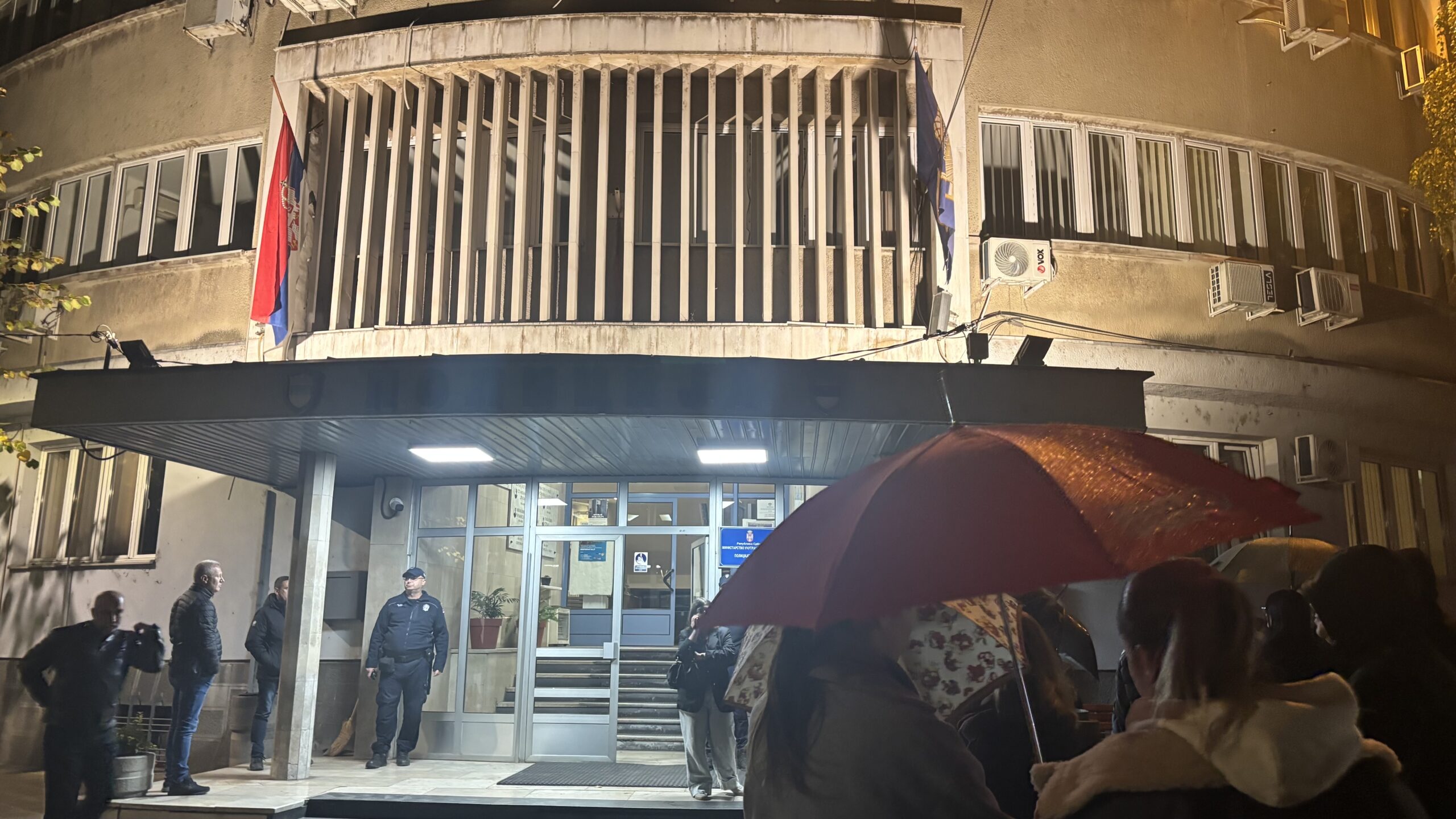 Prekinut protest ispred PU Niš - posle privođenja u Beogradu, niški studenti pušteni 1 img 3073 scaled