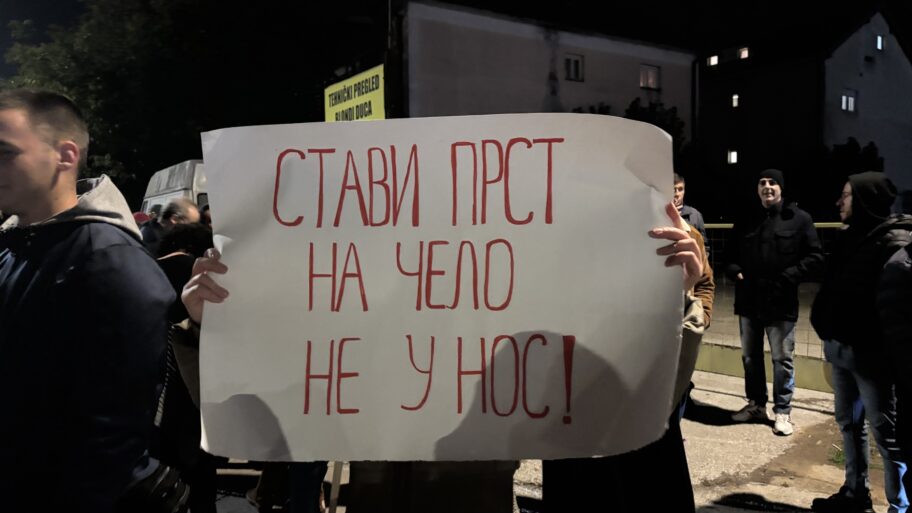 Studenti i građani protestovali ispred "Niš TV": Ministru prosvete poruka da podnese ostavku 2 img 3411