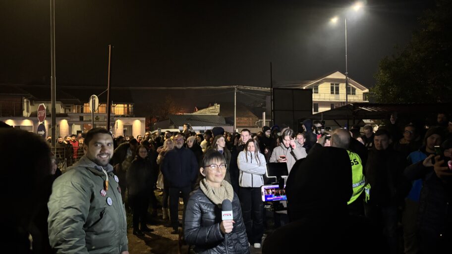 Studenti i građani protestovali ispred "Niš TV": Ministru prosvete poruka da podnese ostavku 4 img 3437