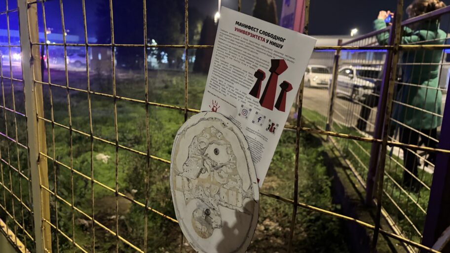 Studenti i građani protestovali ispred "Niš TV": Ministru prosvete poruka da podnese ostavku 5 img 3463