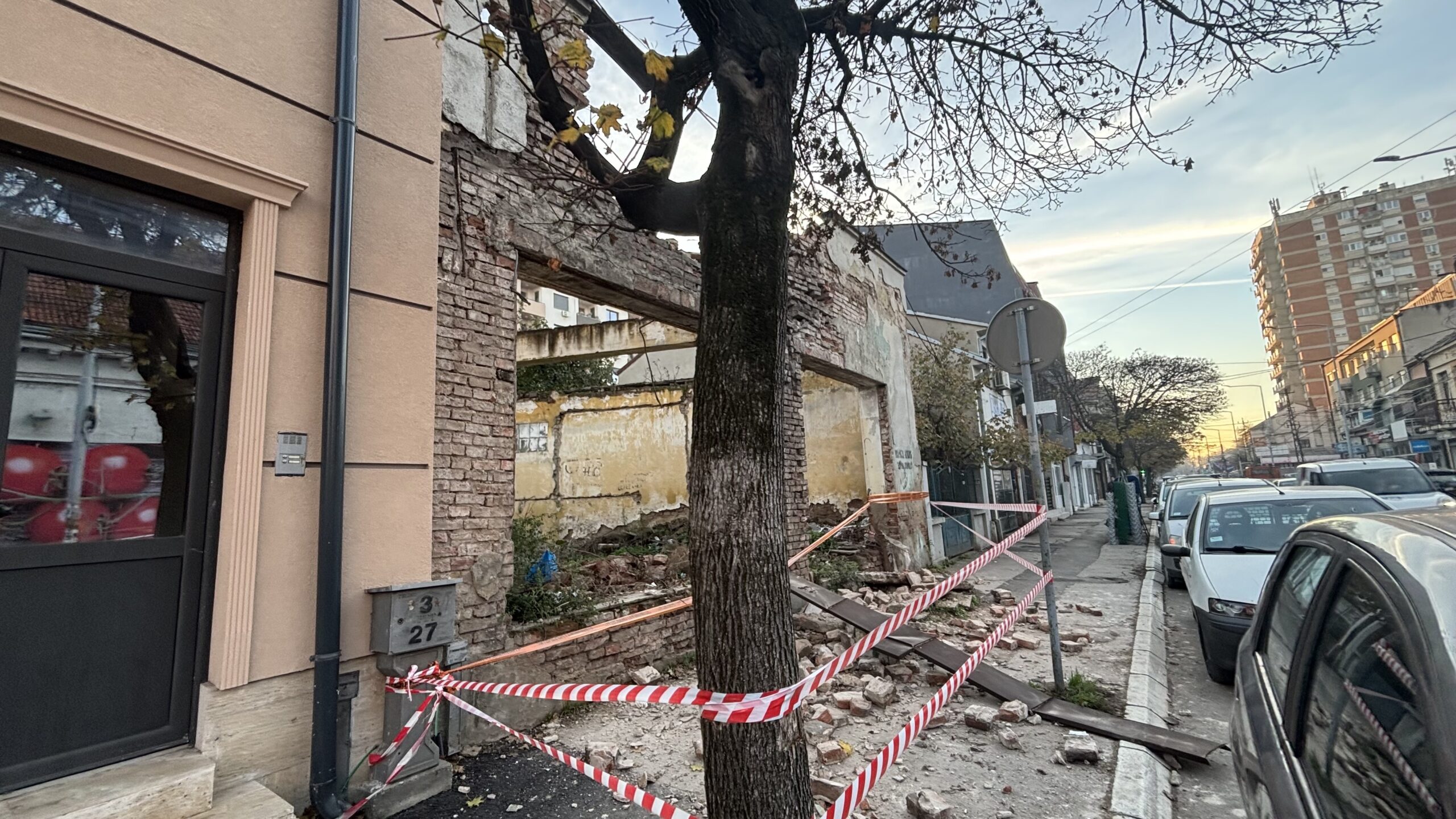 Srušio se deo stare kuće na Obilićevom vencu u Nišu i pao na trotoar 1 img 3515 scaled