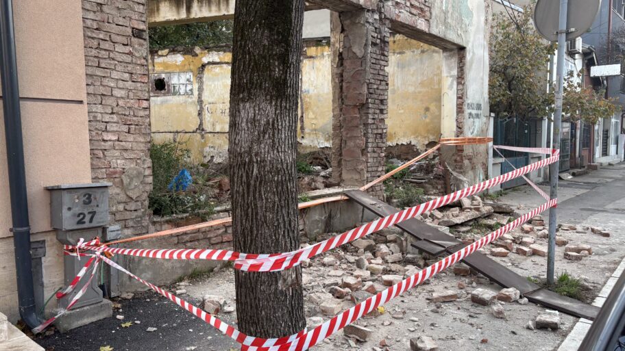 Srušio se deo stare kuće na Obilićevom vencu u Nišu i pao na trotoar 2 img 3516