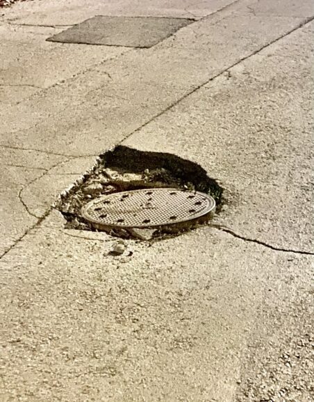 Rupa na kolovozu i voda koja teče niz ulicu u Nišu – mesecima bez rešenja za Babički odred 2 rupa 452x579 2