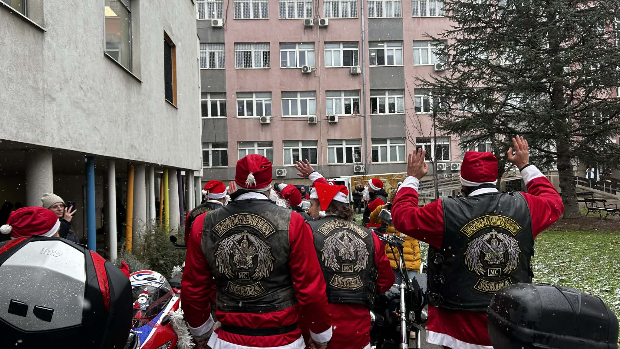 Deda Mraz na dva točka - bajkeri obradovali mališane na klinikama u Nišu 1 0167fb6e 045b 43fe b1e0 012e42904556