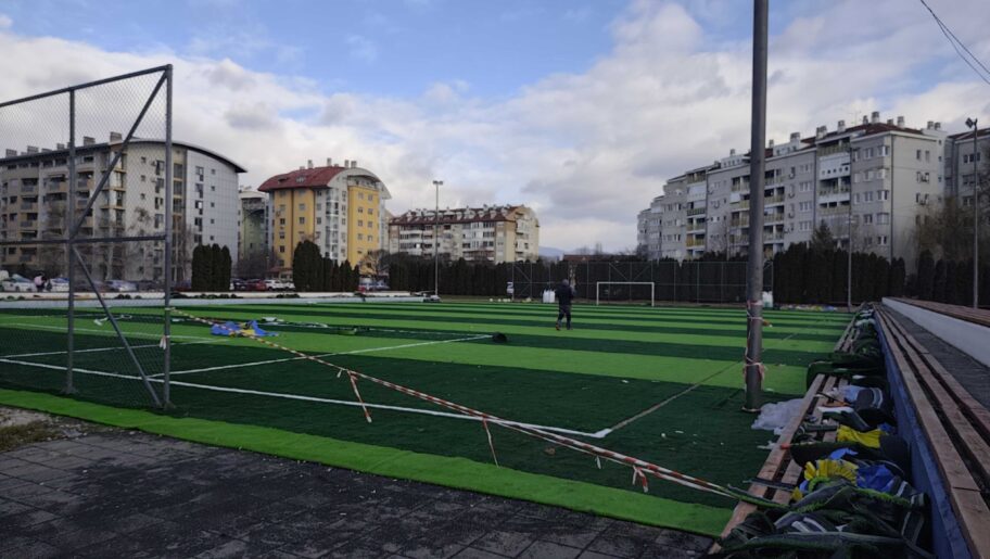 Niški fudbaler ne zaboravlja gde je "prohodao" - donirao 90.000 evra za obnovu terena u Duvaništu 2 1000018794