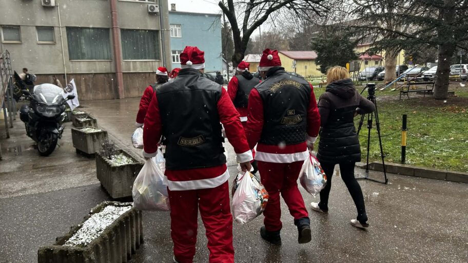 Deda Mraz na dva točka - bajkeri obradovali mališane na klinikama u Nišu 3 3328dac9 72fd 4c64 8c05 50779b56e064