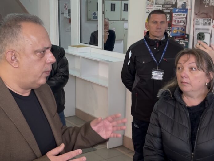 Roditelji dočekali predsednika niške Skupštine i pitaju zašto se povlači tačka o statusu roditelj-negovatelj