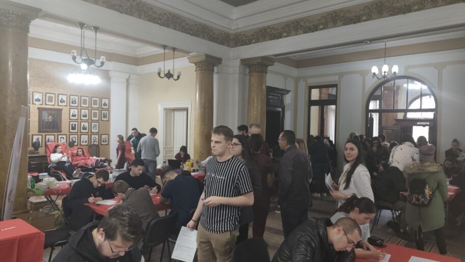 Nišlije u redovima čekaju da se upišu u Registar davalaca matičnih ćelija - ujedinila ih želja da pomognu troje sugrađana 2 akcija