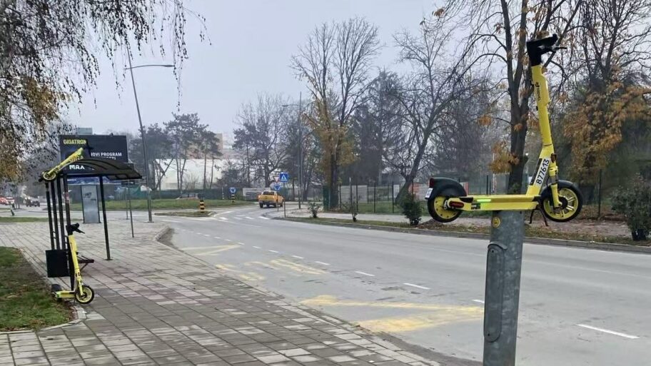 Foto-vest: Elektični trotinet parkiran na konstrukciji autobuske stanice preko puta škole u Nišu 3 c684635c bf3c 4b57 8a99 c180b437b509