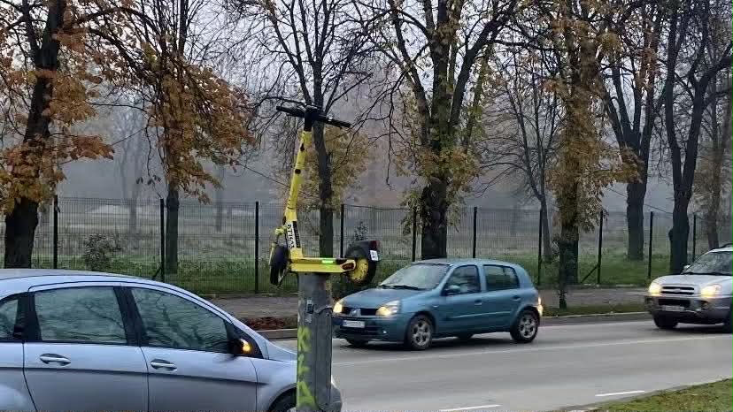 Foto-vest: Elektični trotinet parkiran na konstrukciji autobuske stanice preko puta škole u Nišu 2 ddee4c0a 3b48 4084 b4c8 33bba51f2b2d