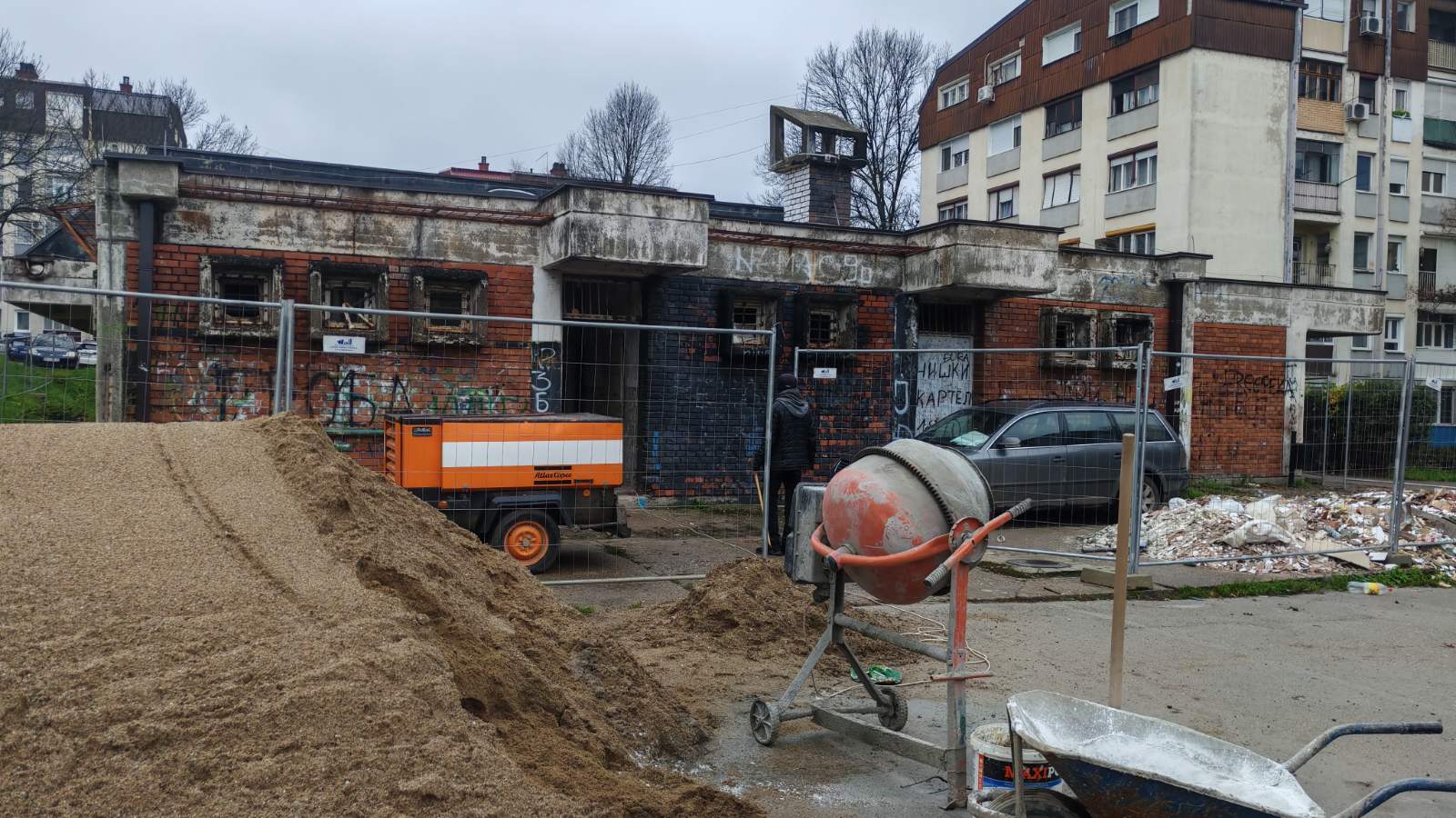 U zgradi nekadašnje samousluge na Delijskom visu biće apoteka i pošta, počela rekonstrukcija 1 delijski