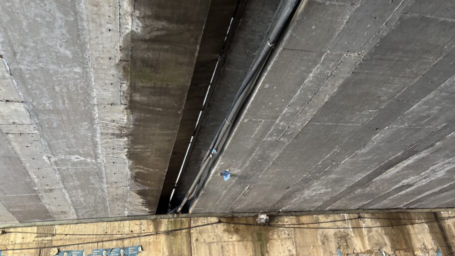 Otpada beton sa nadvožnjaka u Humskoj u Nišu: Građani strahuju za bezbednost 2 img 4587