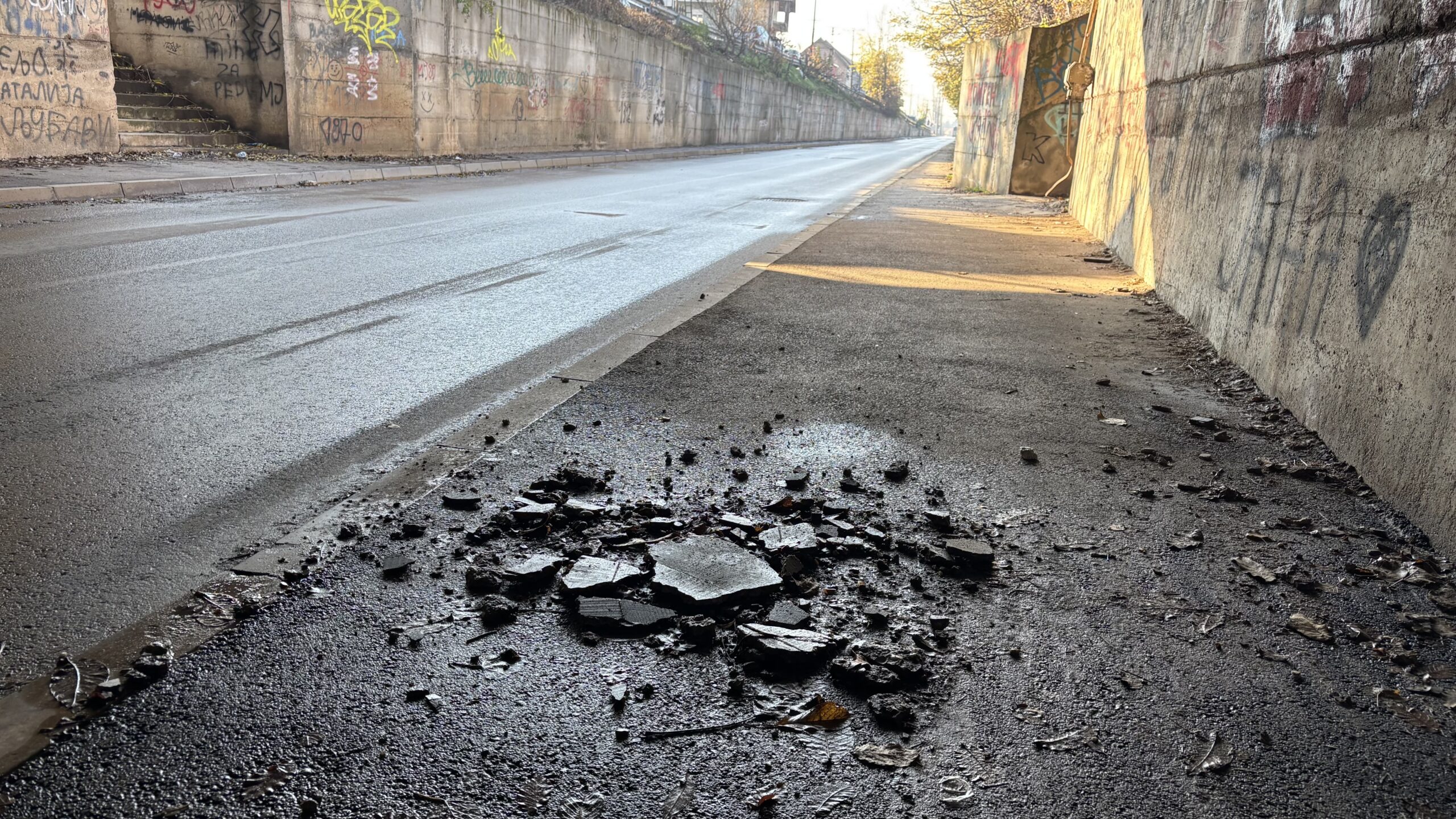 Otpada beton sa nadvožnjaka u Humskoj u Nišu: Građani strahuju za bezbednost 1 img 4591 scaled