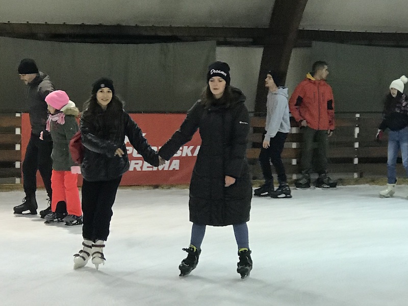 Umesto novogodišnjeg dočeka, mesec dana besplatnog klizanja u Prokuplju 2 mn kliz