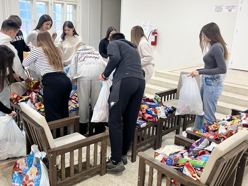 Prokupački gimnazijalci pripremaju paketiće za mališane kojima je pomoć najpotrebnija 3 paketici g