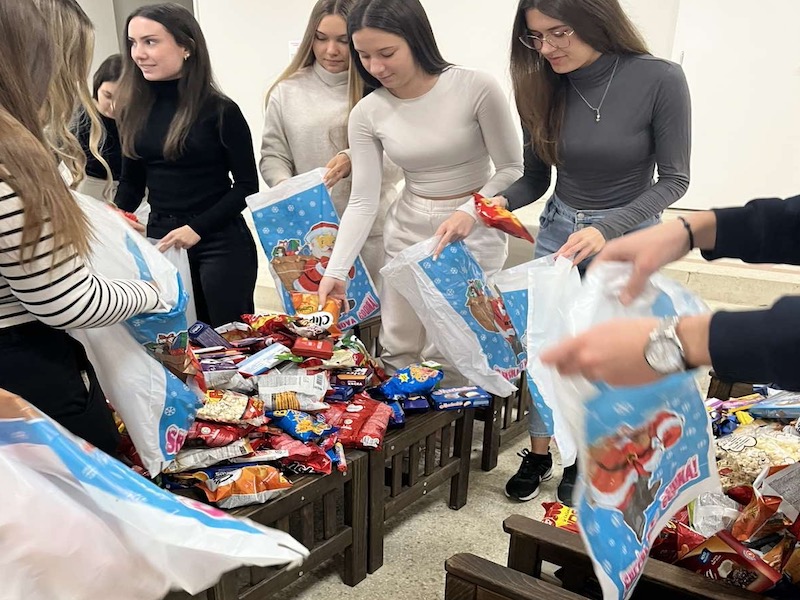 Prokupački gimnazijalci pripremaju paketiće za mališane kojima je pomoć najpotrebnija 2 paketici g1