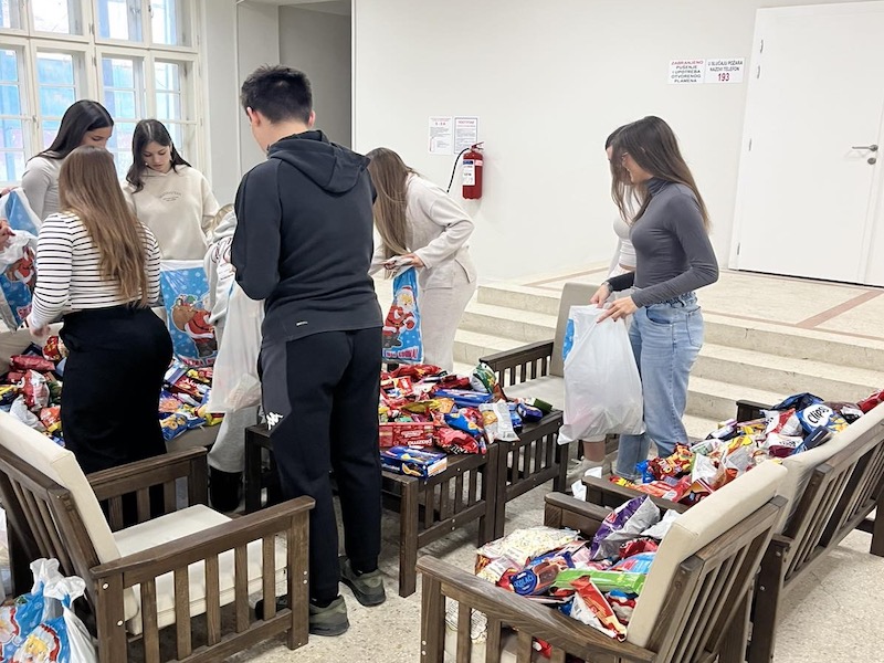Prokupački gimnazijalci pripremaju paketiće za mališane kojima je pomoć najpotrebnija 5 paketici gimnazija