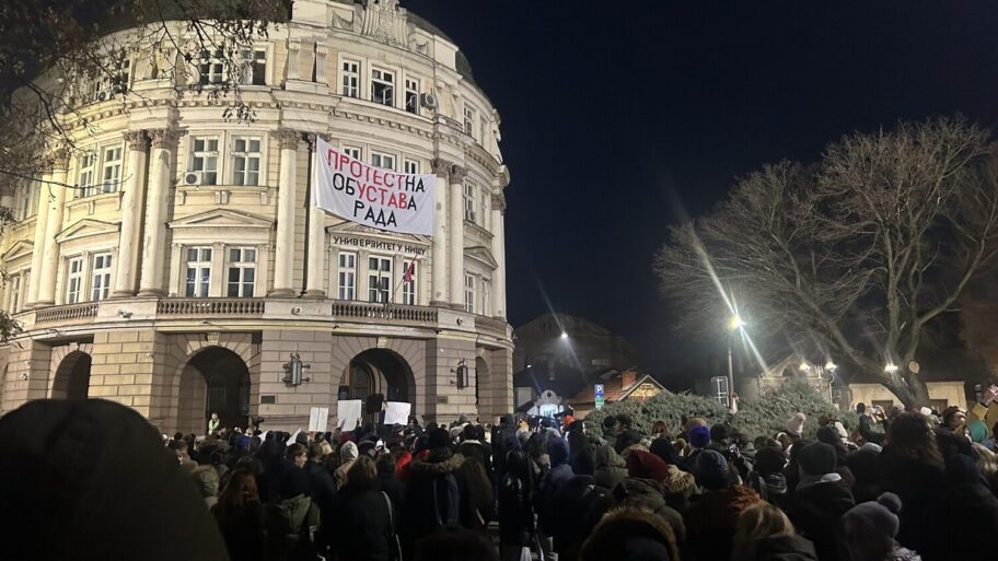 U zgradi Univerziteta studenti obeležavaju godišnjicu blokade - tribina, izložba i projekcija dokumentarca Južnih vesti 6 univerzitet foot jcm