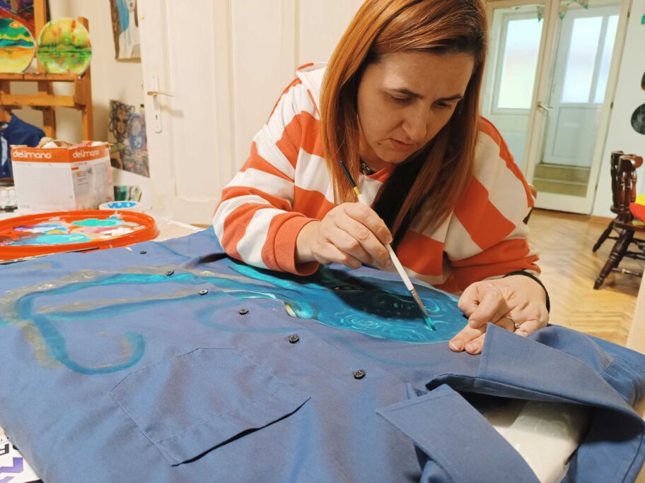 Umetnička reciklaža - Miljana iz Niša oslikava stare košulje i pretvara ih u unikantna dela 2 1767538163563