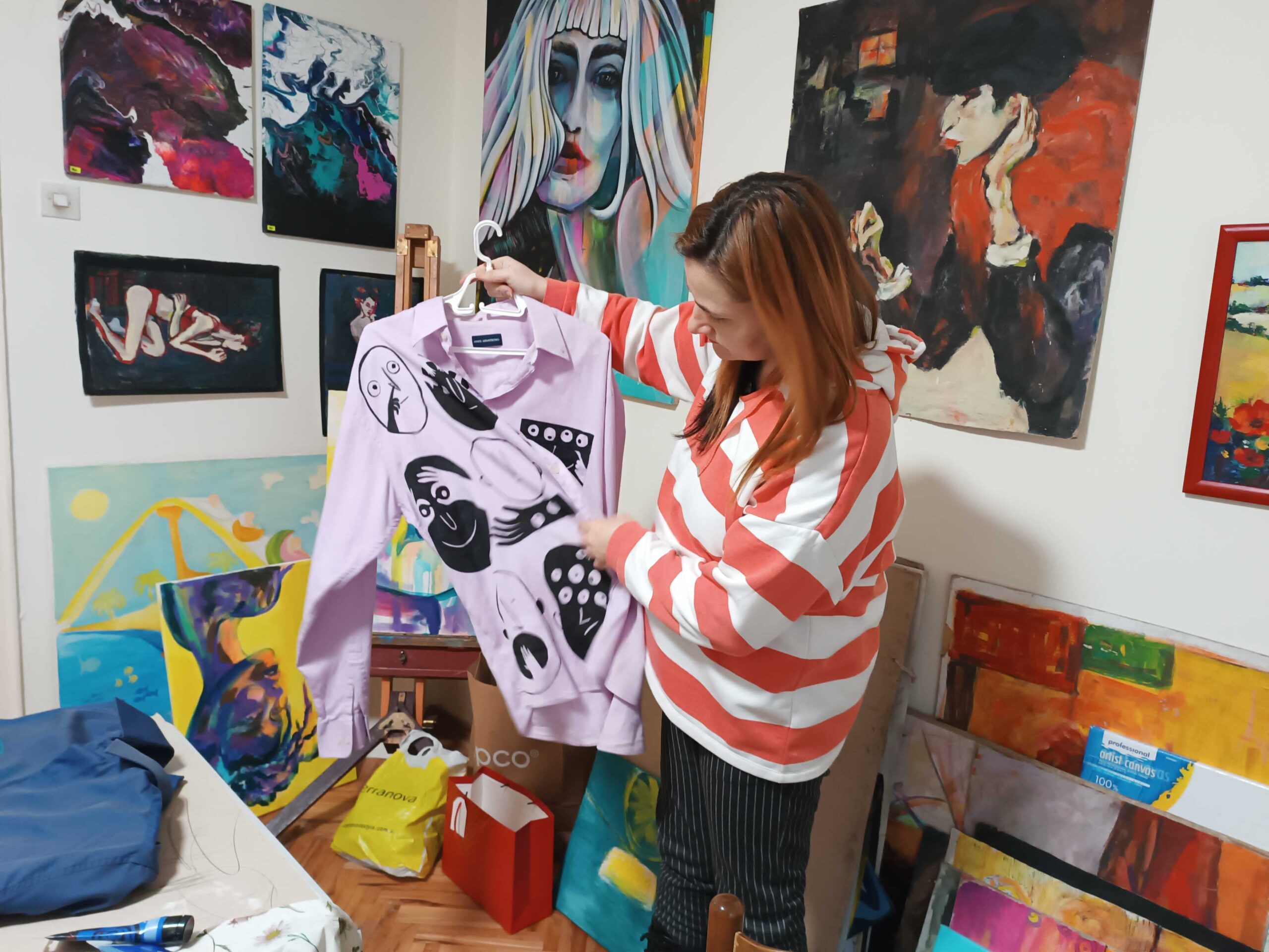 Umetnička reciklaža - Miljana iz Niša oslikava stare košulje i pretvara ih u unikantna dela 1 1767538163572 scaled