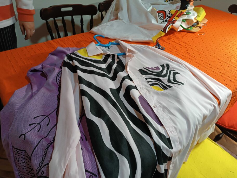 Umetnička reciklaža - Miljana iz Niša oslikava stare košulje i pretvara ih u unikantna dela 3 1767538163590