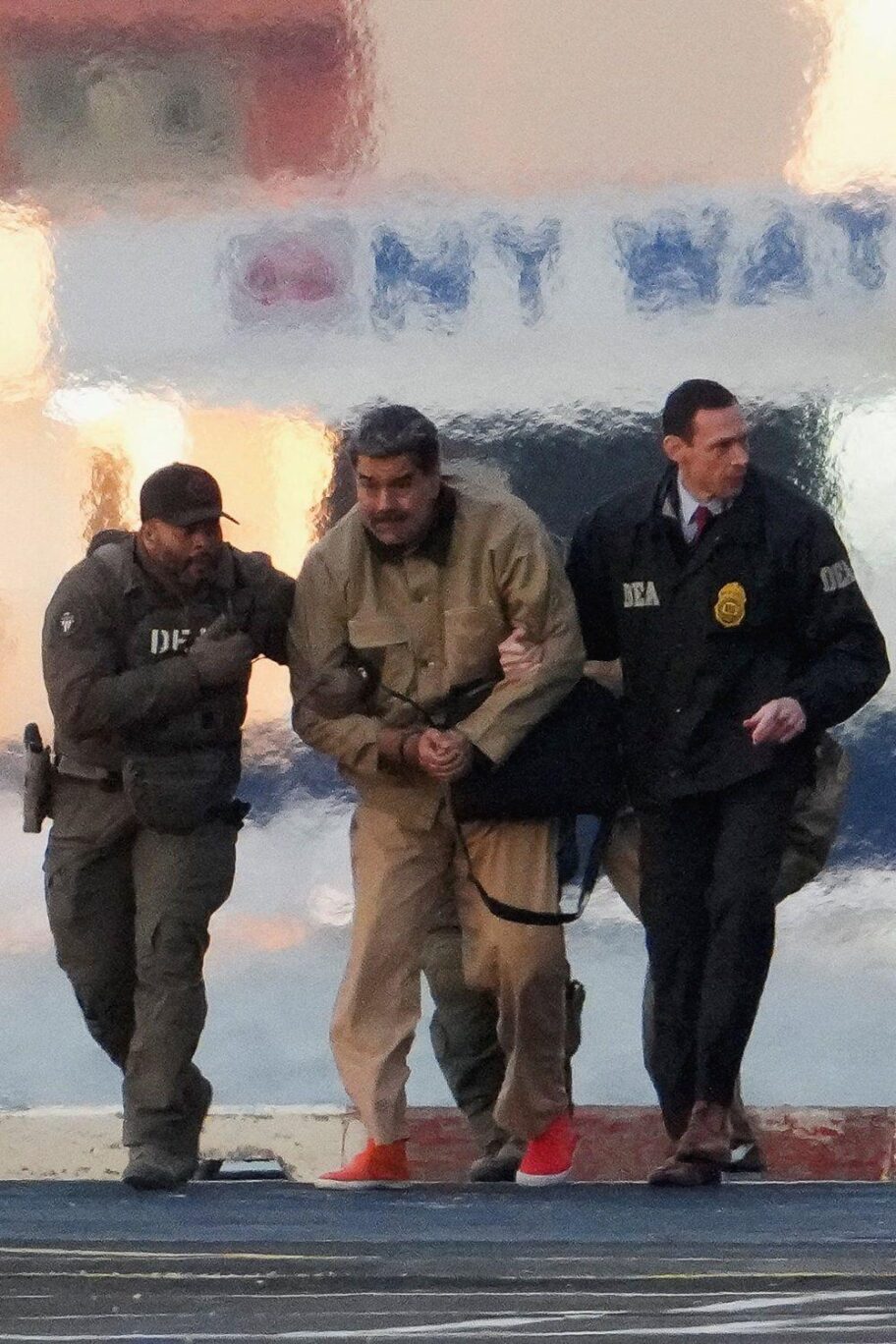 Maduro, sa lisicama na rukama, prebačen u američki sud - u fotografijama 10 294b7530 ea36 11f0 b385 5f48925de19a