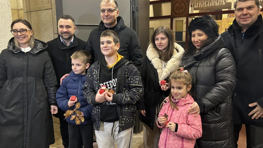 Plamen Badnjaka i potraga za zlatnicima - Nišlije lomile česnicu u parku Svetog Save 5 8192f60c ba60 4712 bee2 51a5bfc9bf3b