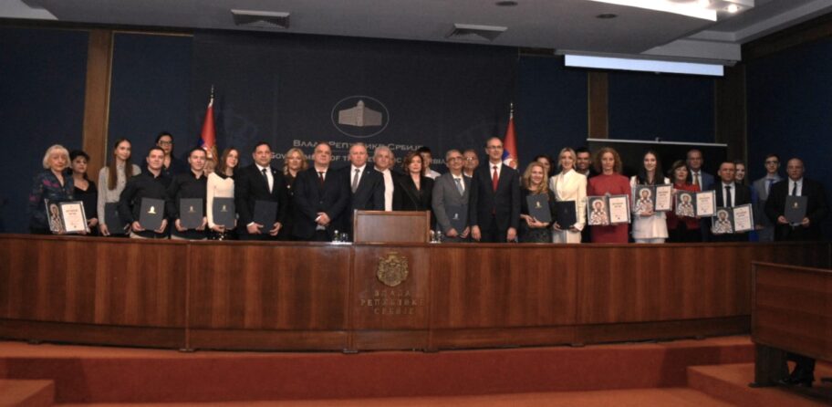 Aleksinačka gimnazija, "Neimar", braća blizanci iz Vranja i učenik iz Niša među dobitnicima „Svetosavske nagrade“ 2 Svetosavska 2025 zajednicka foto