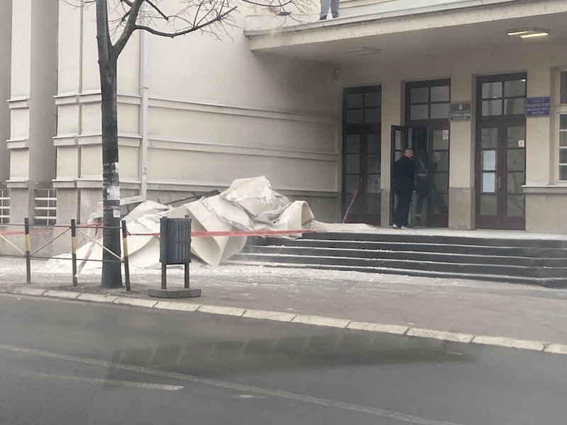 Pala fasada sa renovirane prokupačke Gimnazije, Grad traži hitnu sanaciju o trošku izvođača 2 gimnazija 2