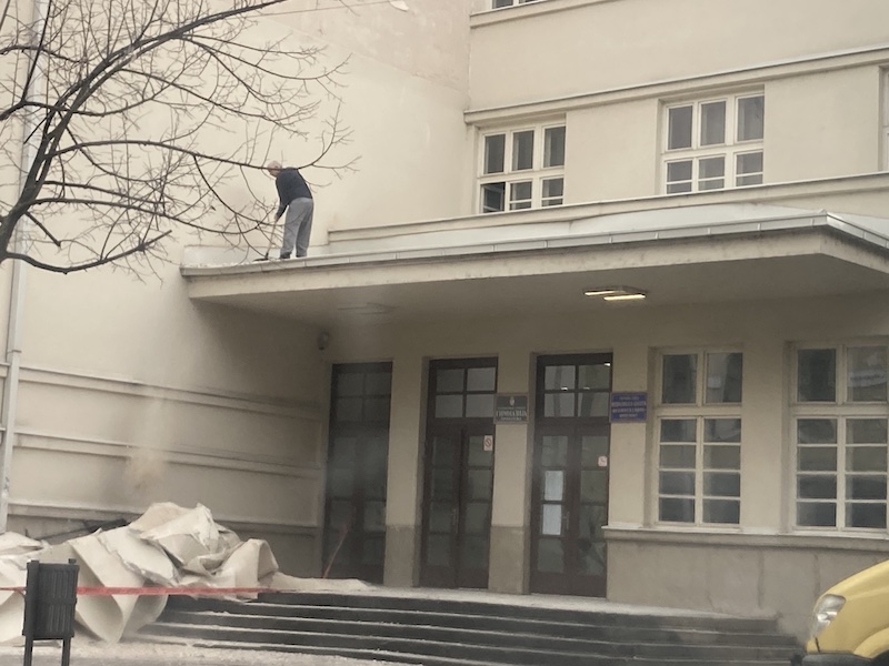 Pala fasada sa renovirane prokupačke Gimnazije, Grad traži hitnu sanaciju o trošku izvođača 3 gimnazija 3