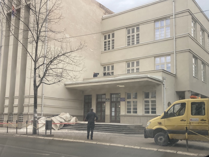 Pala fasada sa renovirane prokupačke Gimnazije, Grad traži hitnu sanaciju o trošku izvođača 4 gimnazija 4