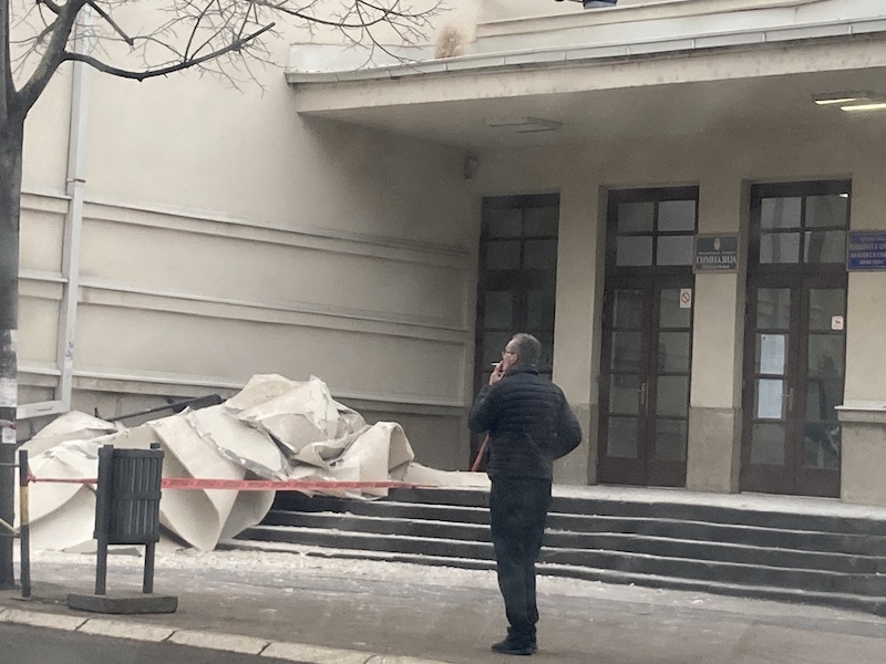 Protest građana i studenata zbog obrušavanja fasade Gimnazije, reagovali izvođač i tužilaštvo 2 gimnazija 5