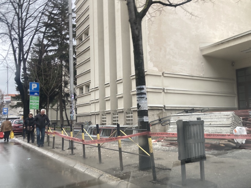 Bez potpisane dozvole o bezbednosti nema nastave, pešaci ugroženi zbog obrušene fasade u Prokuplju 2 ograda 4