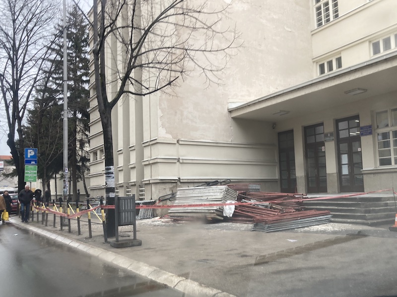 Bez potpisane dozvole o bezbednosti nema nastave, pešaci ugroženi zbog obrušene fasade u Prokuplju 4 ograda naslovna