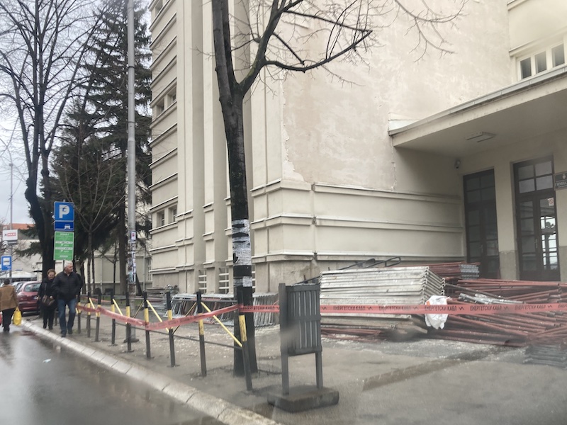 Bez potpisane dozvole o bezbednosti nema nastave, pešaci ugroženi zbog obrušene fasade u Prokuplju 2 ograda nn