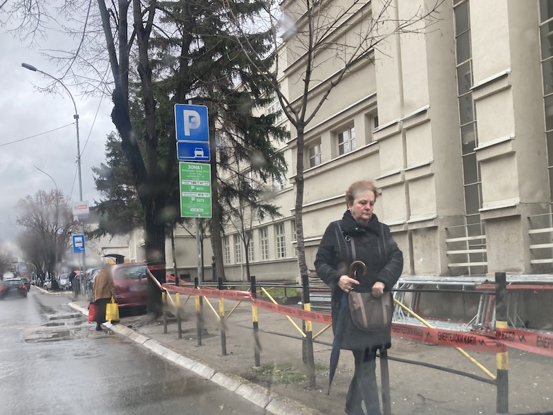 Bez potpisane dozvole o bezbednosti nema nastave, pešaci ugroženi zbog obrušene fasade u Prokuplju 3 ograda3