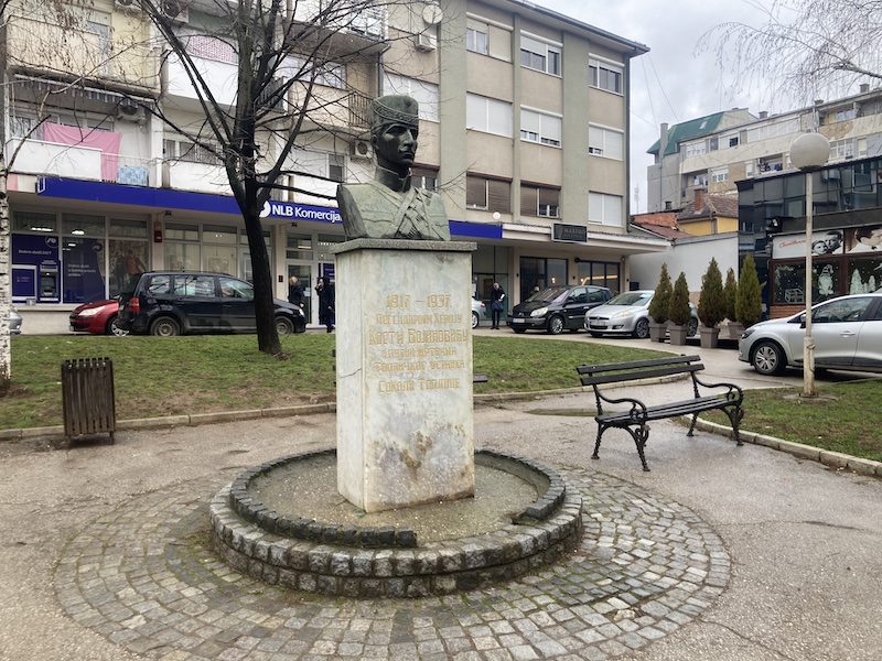 Pogrešan datum rođenja i smrti ili namerna simbolika na spomen-bisti vojvode Koste Vojinovića u Prokuplju 2 spomen bista