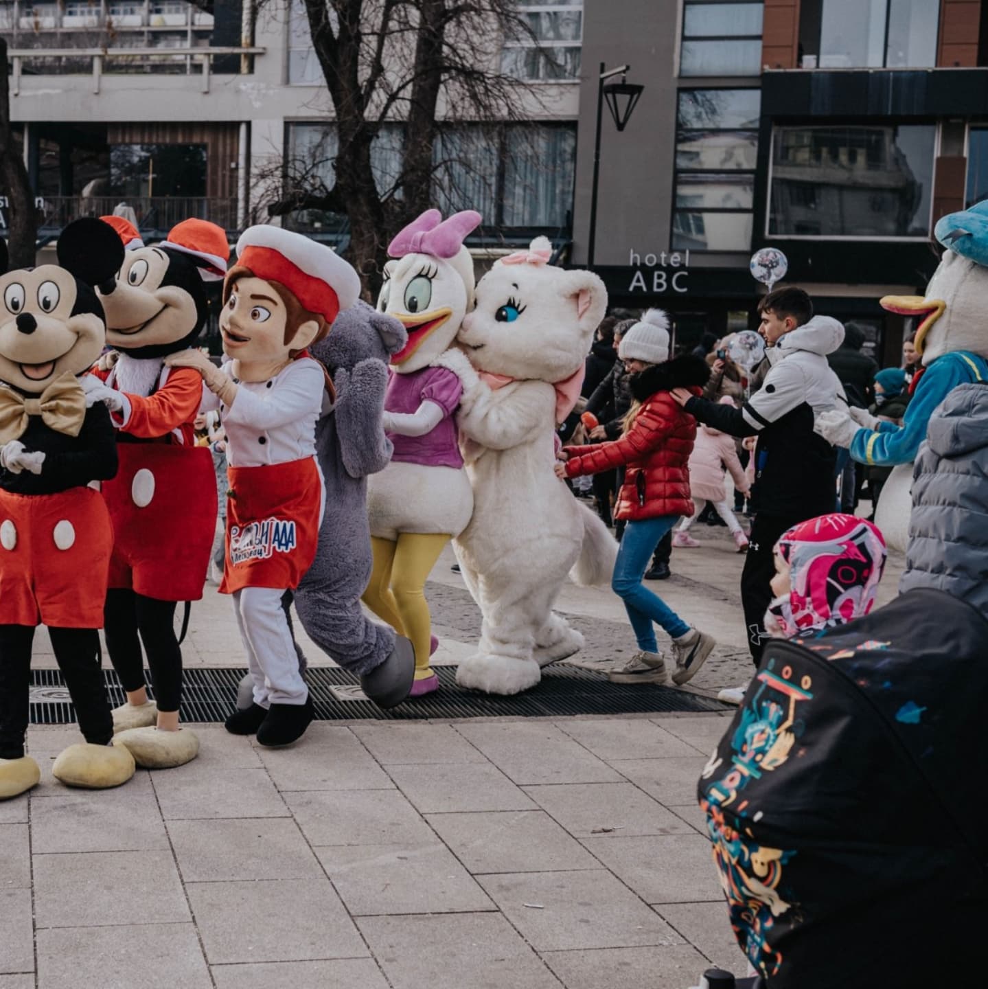 Doček "srpske" u Leskovcu posvećen najmlađima - predstava, klovnovi i maskote iz crtaća 1 srpska le foto toleskovac