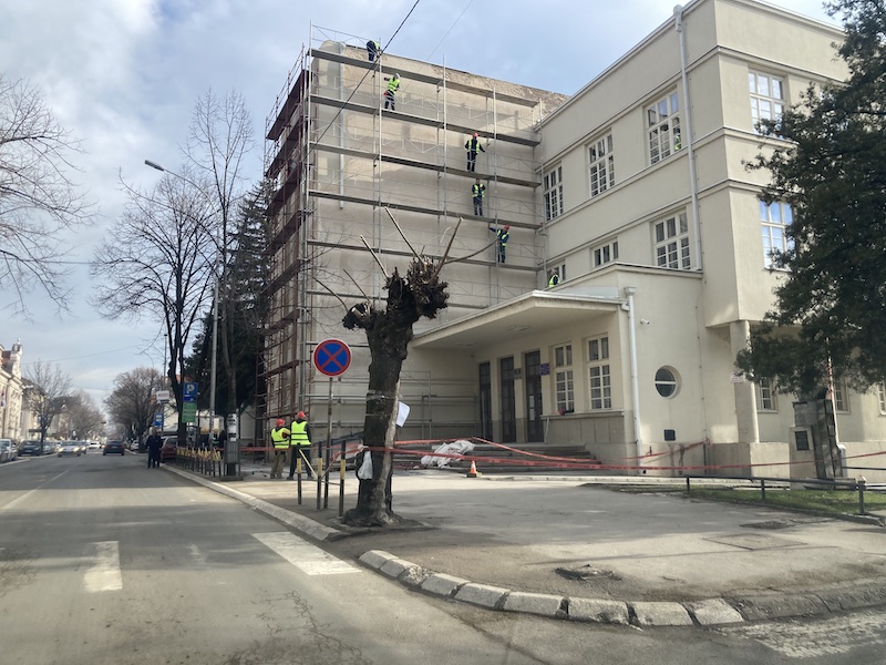 Radnici „Tončev gradnje“ saniraju zgradu Gimnazije u Prokuplju sa koje je otpao deo fasade 6 toncev jv